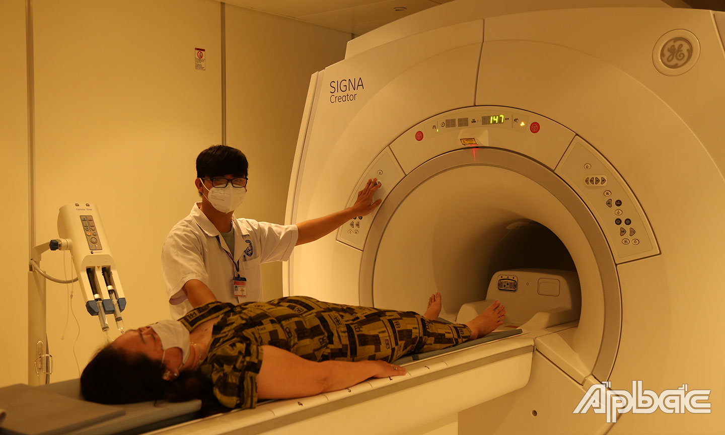 Ảnh 3: Cùng với việc đầu tư thiết bị hiện đại như máy CT scanner - một trong những thiết bị chụp cắt lớp hiện đại nhất đang giúp y, bác sĩ chẩn đoán nhanh hơn tình trạng bệnh nhân.