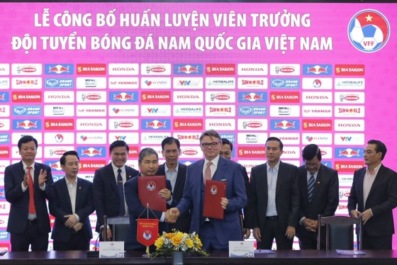 HLV Philippe Troussier đã ký vào bản hợp đồng làm việc 3 năm tại Việt Nam. Ảnh: MINH HOÀNG