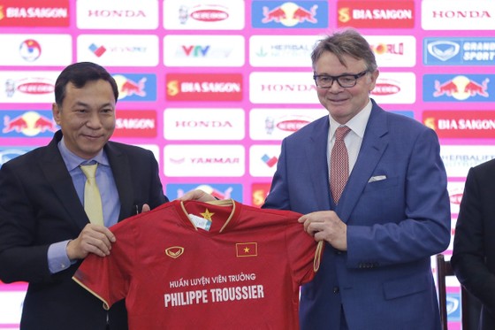 HLV Philippe Troussier chính thức là HLV trưởng đội tuyển bóng đá nam Việt Nam. Ảnh: MINH HOÀNG