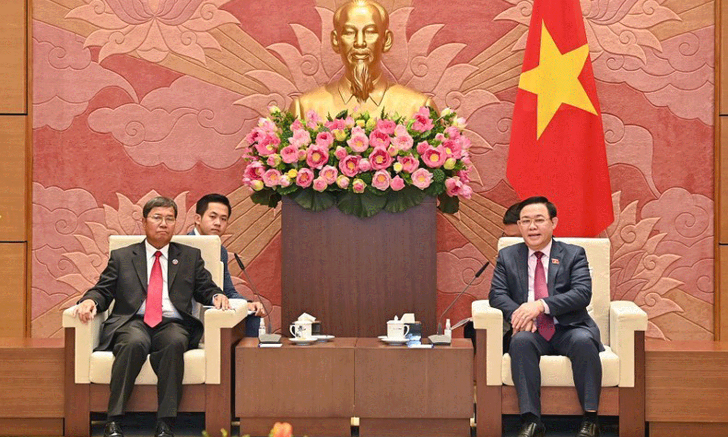 Illustrative image (Photo: VNA). Chairman of the Vietnamese National Assembly (NA) Vuong Dinh Hue and Lao NA Vice Chairman Khambay Damlath at the meeting (Photo: DUY LINH/NDO).