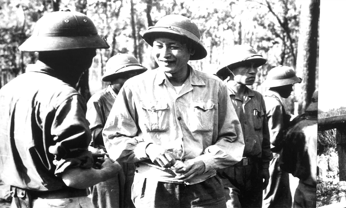 Trung tướng Đồng Sĩ Nguyên thăm, động viên chiến sĩ lái xe trước khi lên đường làm nhiệm vụ.