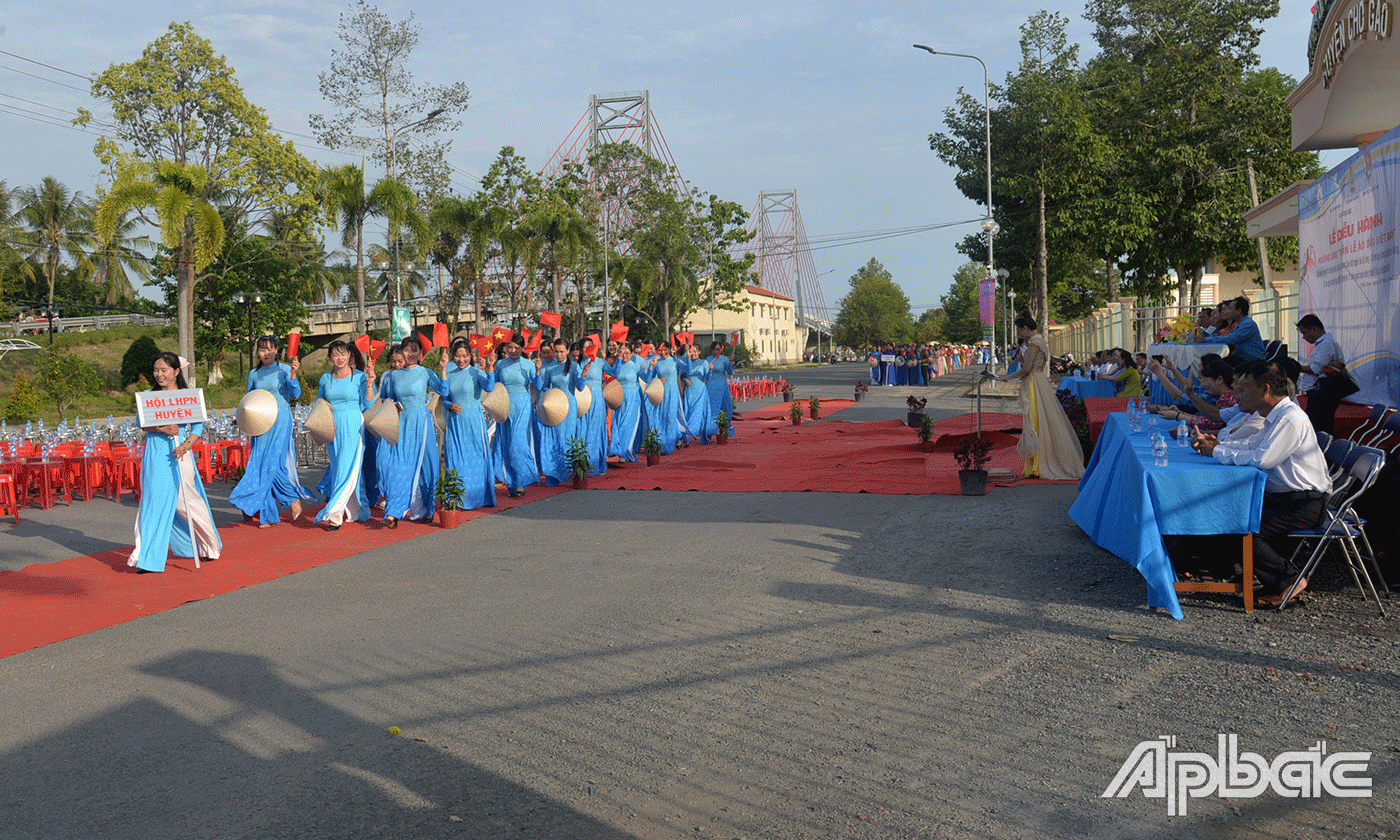 Cán bộ Hội LHPN huyện tham gia diễu hành áo dài.