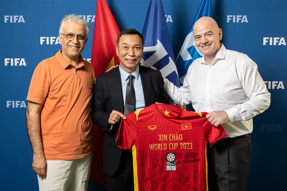 Ông Trần Quốc Tuấn và Chủ tịch FIFA Gianni Infantino (phải) và Chủ tịch AFC Salman Bin Ibrahim Al-Khalifa.