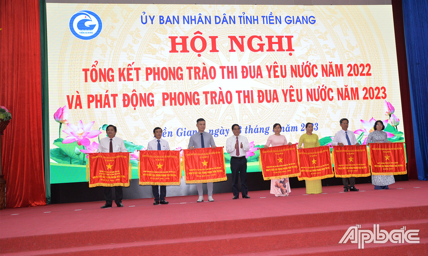 Thừa ủy quyền của Chủ tịch nước, đồng chí Nguyễn Văn Vĩnh trao Huân chương Lao động hạng Nhì cho các cá nhân tại hội nghị.