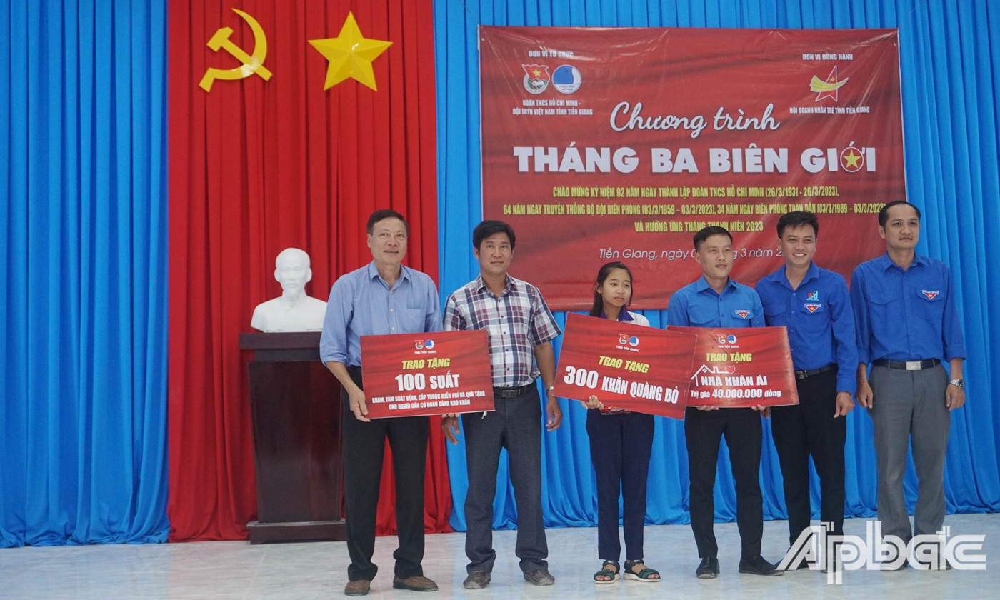 Trao tặng 10 phần quà cho các em học sinh vượt khó học tốt 