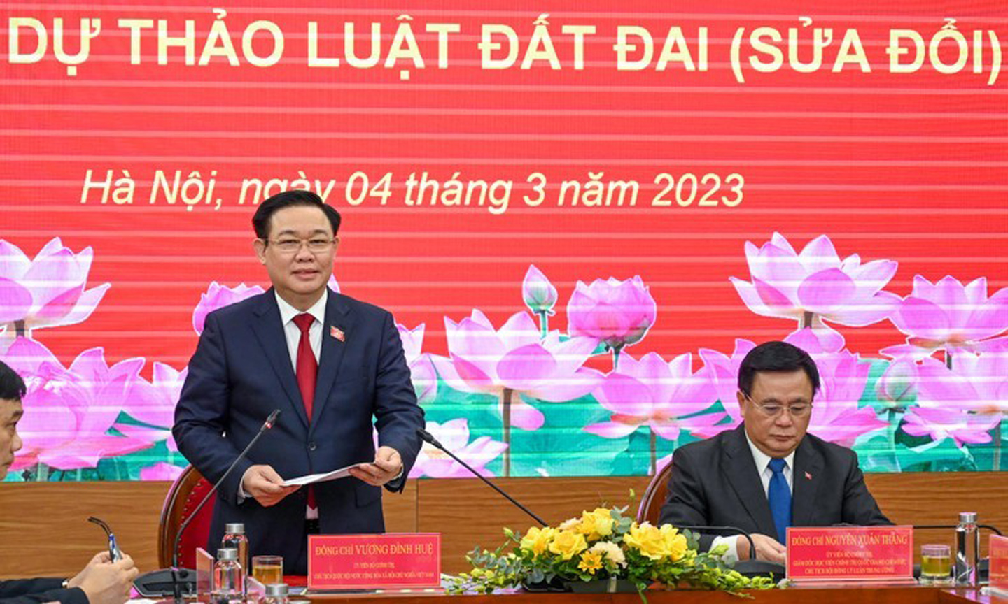 ABO/NDO- National Assembly Chairman Vuong Dinh Hue, and Nguyen Xuan Thang, President of the Ho Chi Minh National Academy of Politics (HCMA), co-chaired a seminar contributing ideas to the draft Land Law (amended) in Hanoi on March 4.