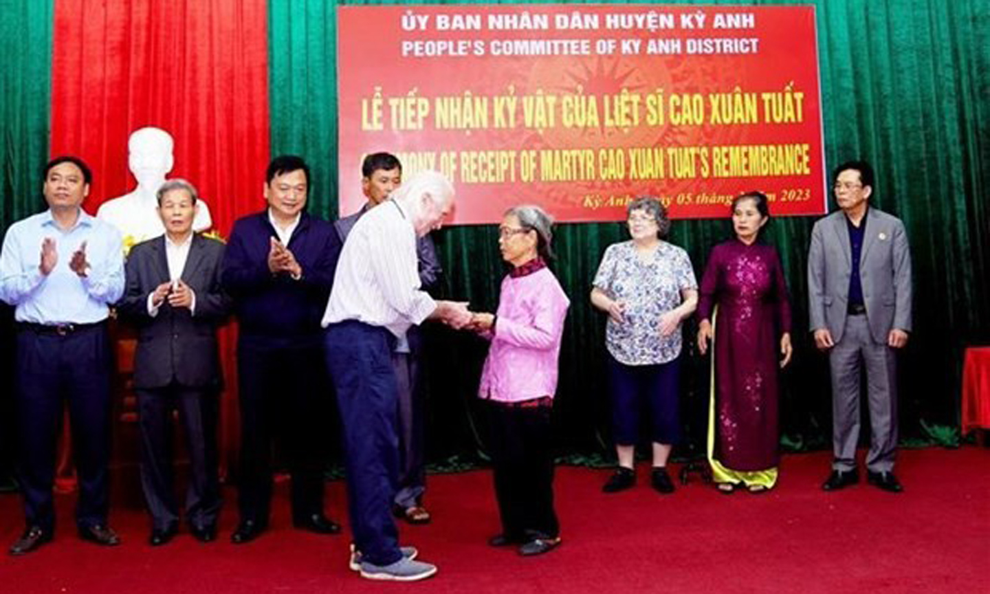 ABO/NDO- US veteran Peter Mathews and his spouse arrived in Ky Xuan commune, Ky Anh district, the central province of Ha Tinh, on March 5 to hand over martyr Cao Xuan Tuat’s diary that he has kept for the past 56 years to his family.