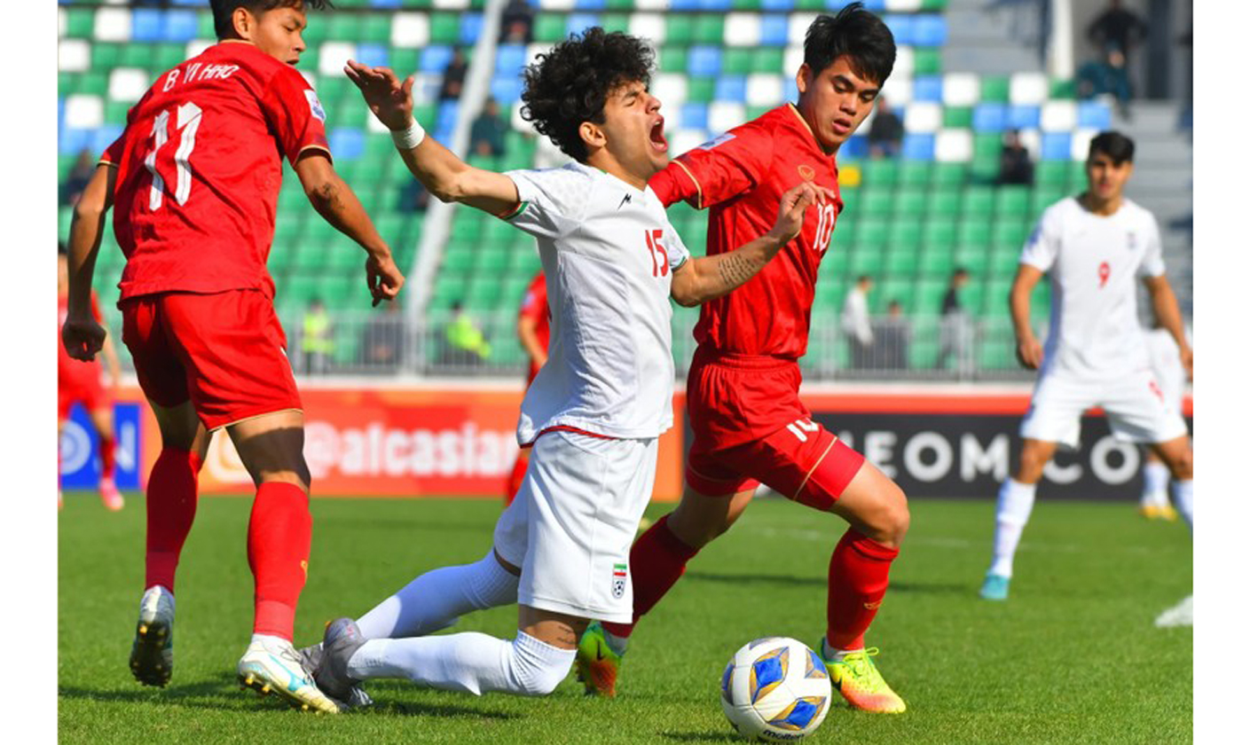 U20 Iran và U20 Việt Nam giằng co trong hiệp 1.