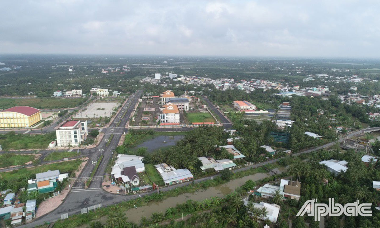 Hạ tầng giao thông huyện được đầu tư và phát triển mạnh mẽ.