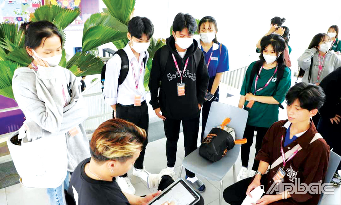 Đoàn trường THPT Vĩnh Kim (huyện  Châu Thành) phối hợp với Trường Đại học FPT TP. Hồ Chí Minh tổ chức cho học sinh lớp 12 của trường đi tham quan, tìm hiểu  thực tế các ngành nghề . 