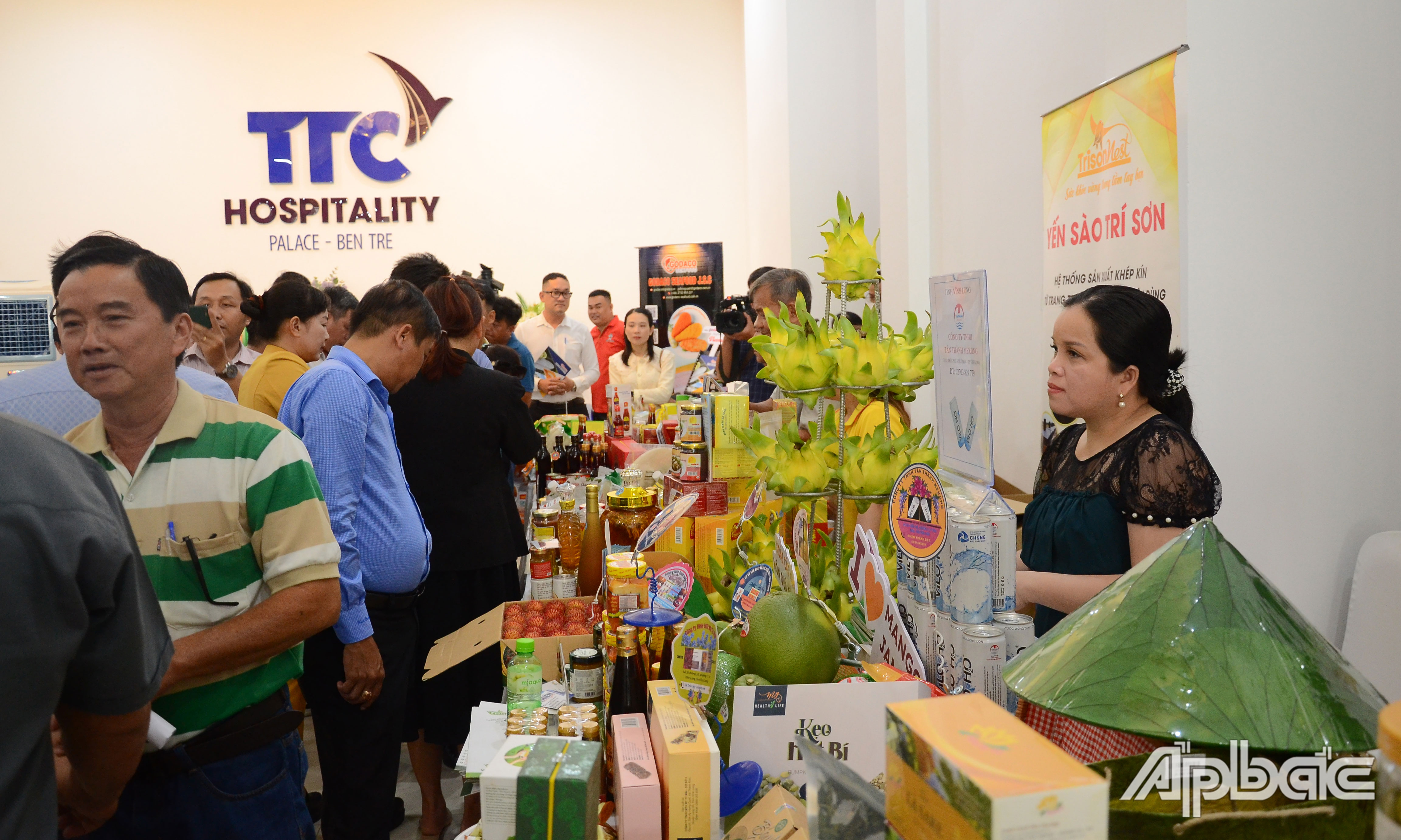 Sản phẩm của DN tỉnh Tiền Giang tham gia trưng bày sản phẩm.