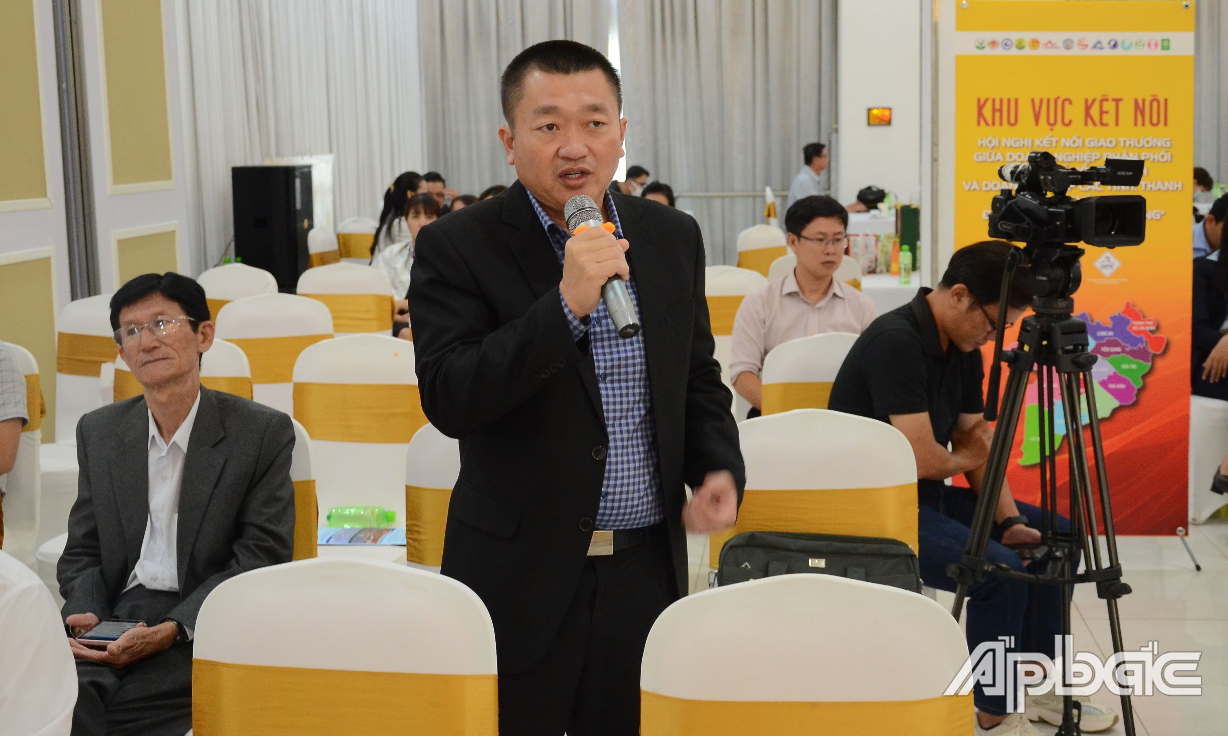 Ông Bùi Băng Sơn, Giám đốc Công ty TNHH TMDV Trí Sơn (tỉnh Tiền Giang) phát biểu ý kiến tại hội nghị.