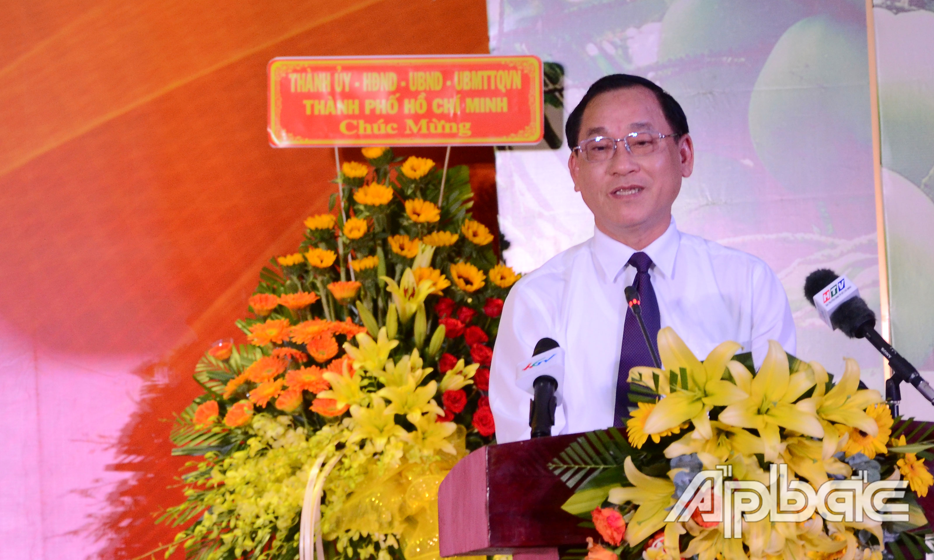 Chủ tịch UBND tỉnh Tiền Giang Nguyễn Văn Vĩnh phát biểu tại hội nghị.