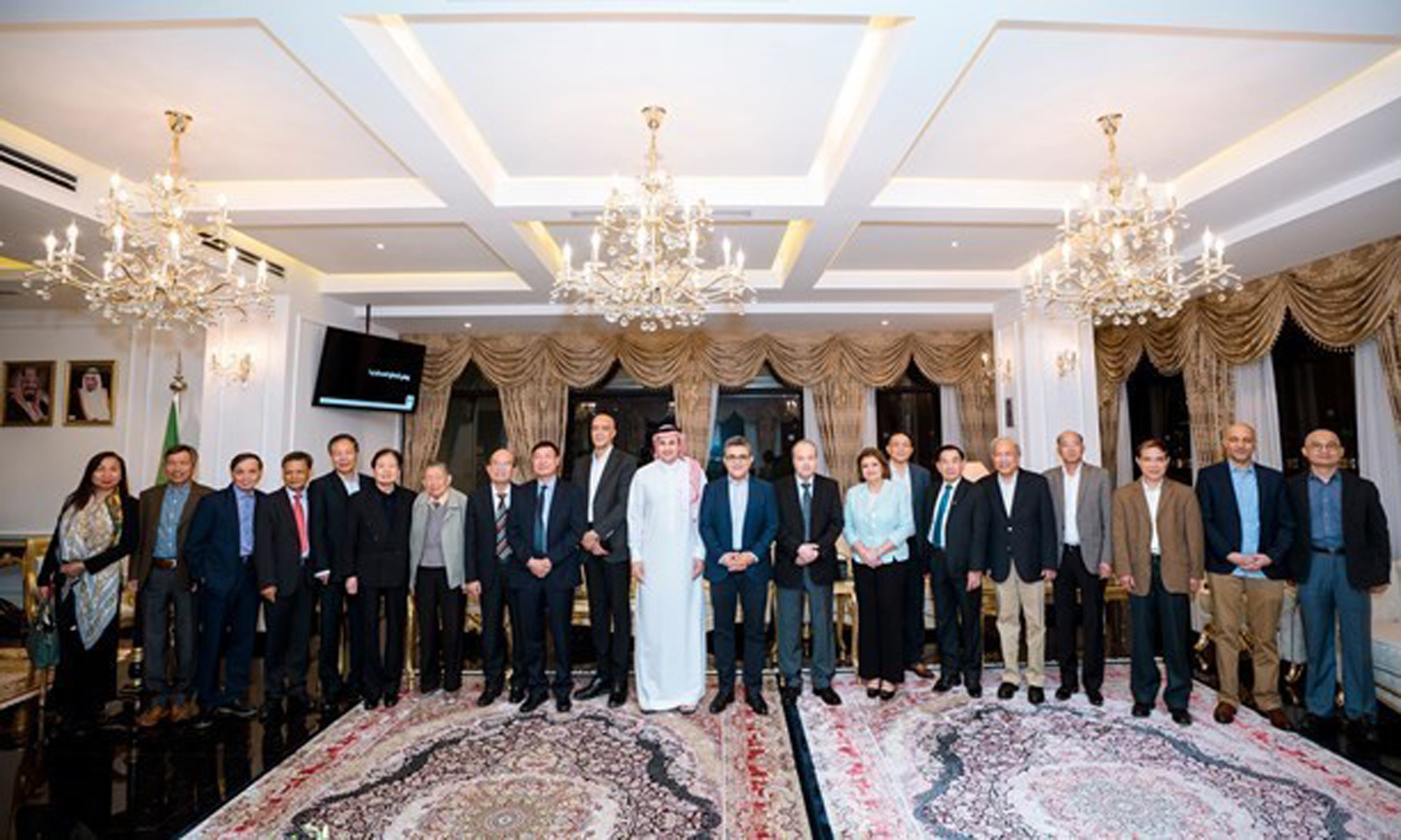 Ambassadors of Arab countries to Vietnam and former Vietnamese ambassadors to Arab countries (Photo courtesy of Saudi Arabian Embassy in Vietnam).