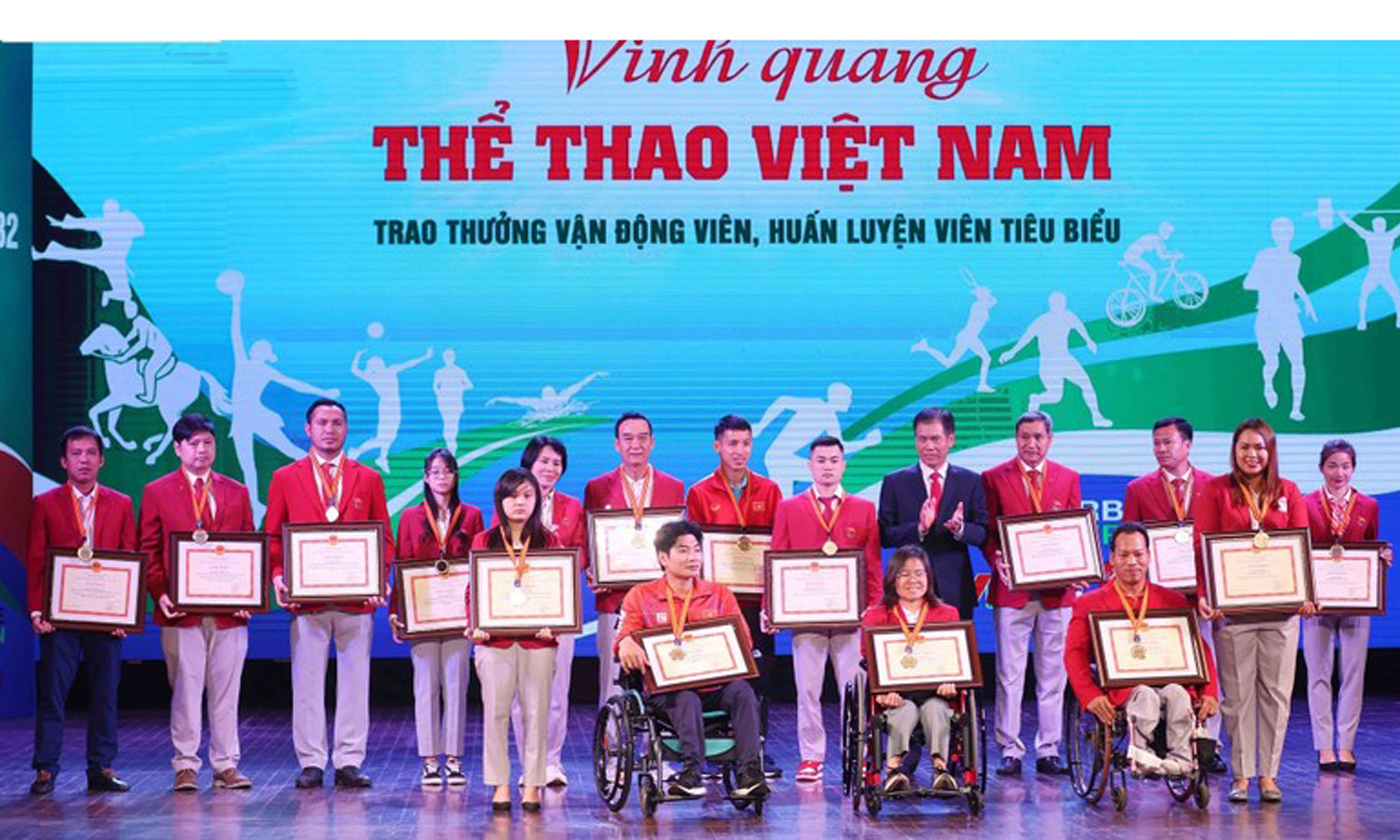 Lễ trao thưởng các huấn luyện viên, vận động viên xuất sắc. (Ảnh: Ban Tổ chức)