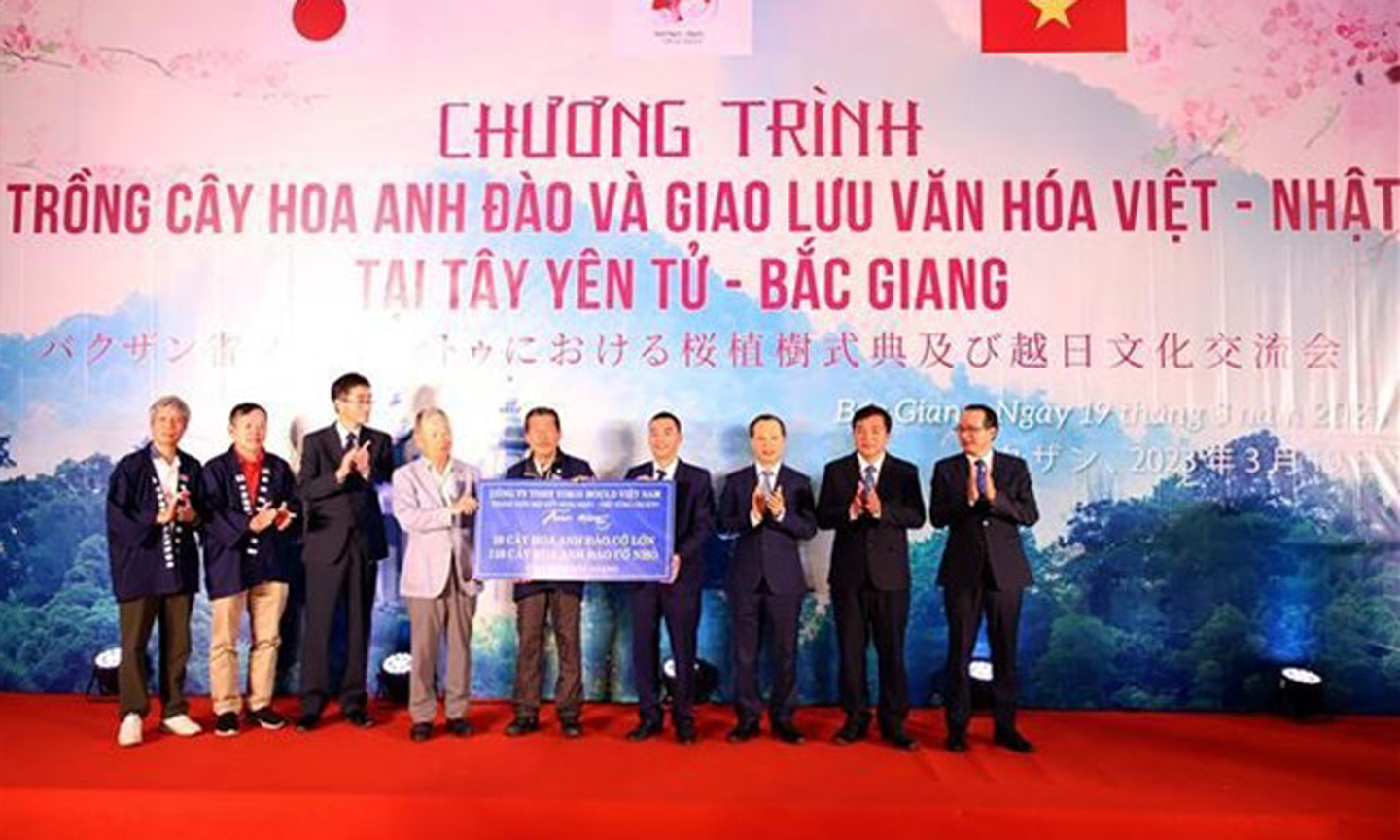 Japan-Vietnam Friendship Association in Chukyo region and Yokoi Mould Vietnam Co., Ltd present 120 sakura trees to Bac Giang (Photo: VNA).