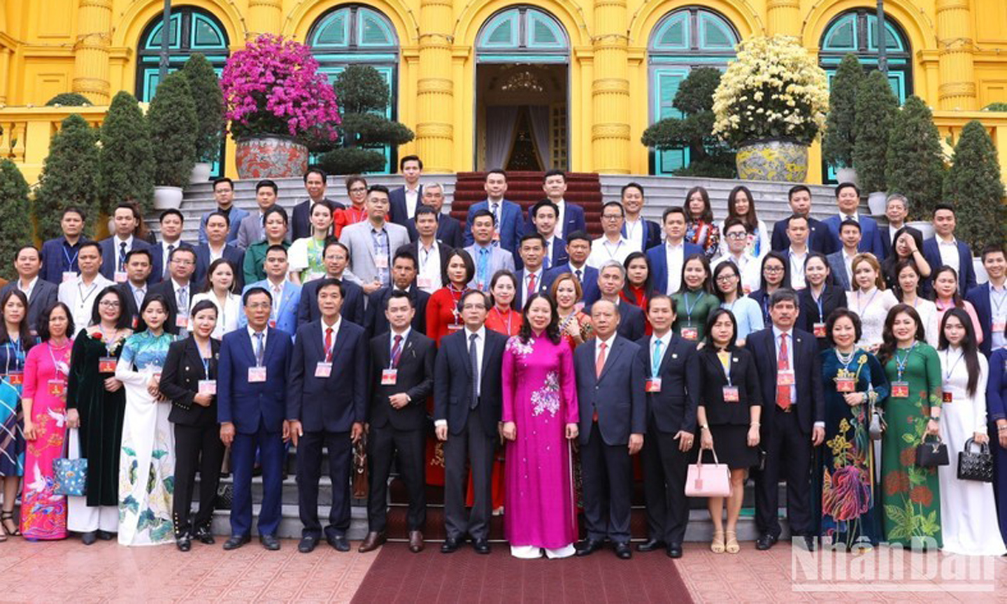 Vice President Vo Thi Anh Xuan and representatives of the VINASME.