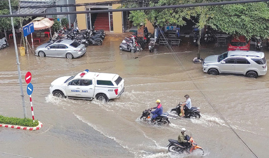 Triều cường xuất hiện làm ảnh hưởng đến đời sống sinh hoạt của người dân. Ảnh minh họa: Huỳnh Kim