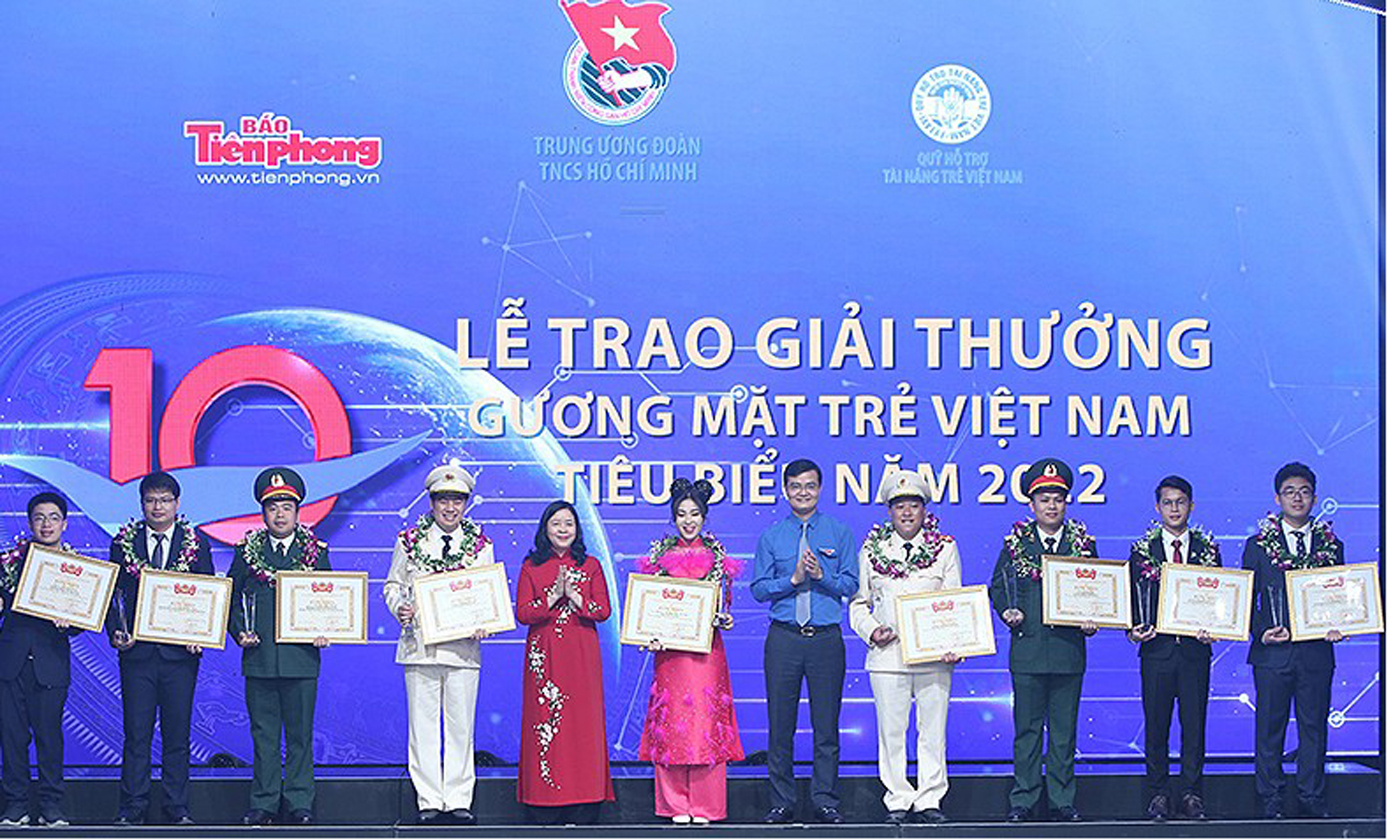 Các đồng chí Bùi Thị Minh Hoài, Bùi Quang Huy (lần lượt thứ 5 và 7 từ trái sang) trao Giải thưởng Gương mặt trẻ Việt Nam tiêu biểu năm 2022 tặng các cá nhân xuất sắc tại buổi lễ.