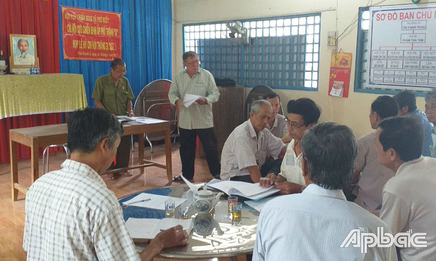 Cuộc họp sinh hoạt chi bộ hằng tháng tại ấp Phú Thạnh A, xã Phú Kiết, huyện Chợ Gạo. (Ảnh: Hội Cựu chiến binh xã Phú Kiết cung cấp).