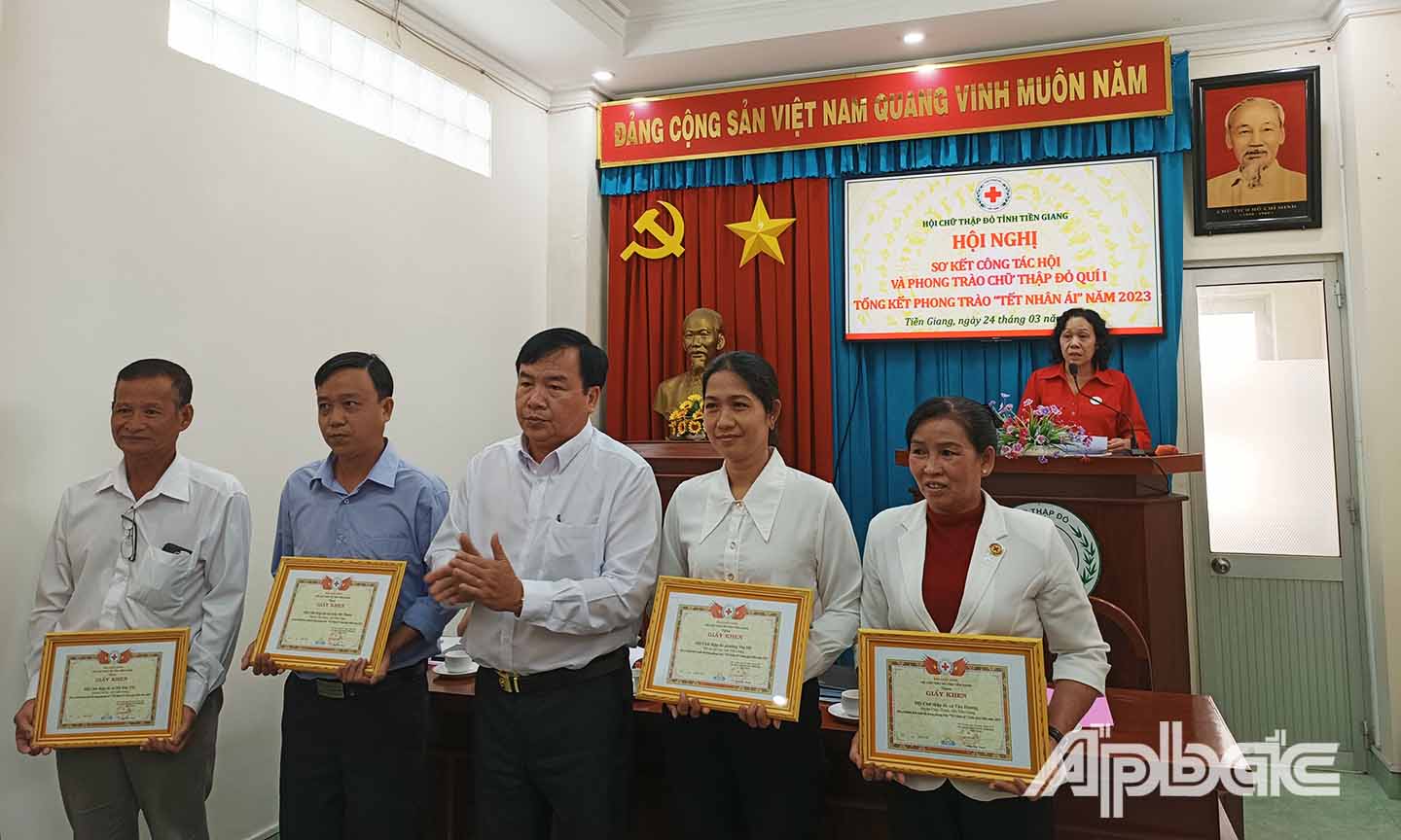 Đồng chí Lê Văn Liểng trao Giấy khen cho các tập thể đã có thành tích xuất sắc trong phong trào “Tết Nhân ái” Xuân Quý Mão năm 2023. 
