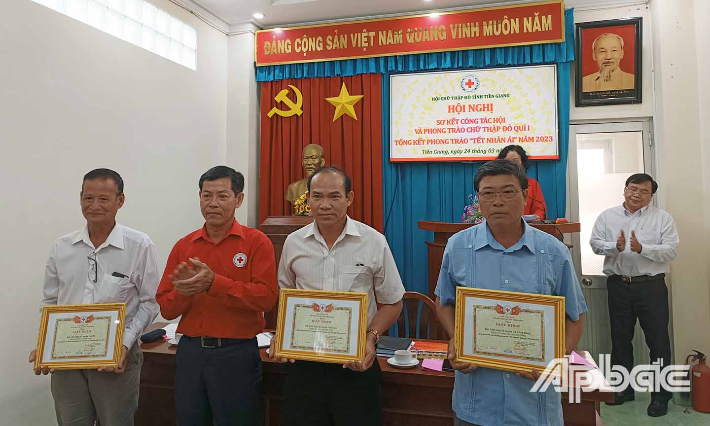 Chủ tịch Hội Chữ thập đỏ tỉnh Phan Đức Thanh trao giấy khen cho các tập thể. 