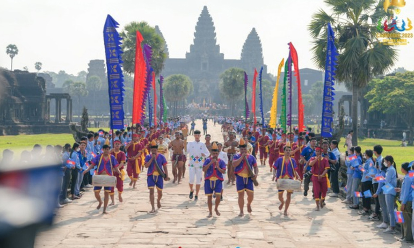 Các VĐV Campuchia rước quanh Công viên Khảo cổ Angkor - Ảnh: Cambodia2003.com