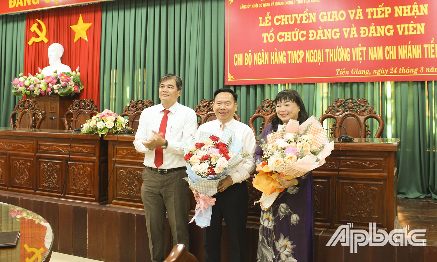 Phó Trưởng ban Tổ chức Tỉnh ủy Đỗ Quốc Chương tặng hoa cho lãnh đạo Đảng ủy Khối và lãnh đạo Đảng ủy 