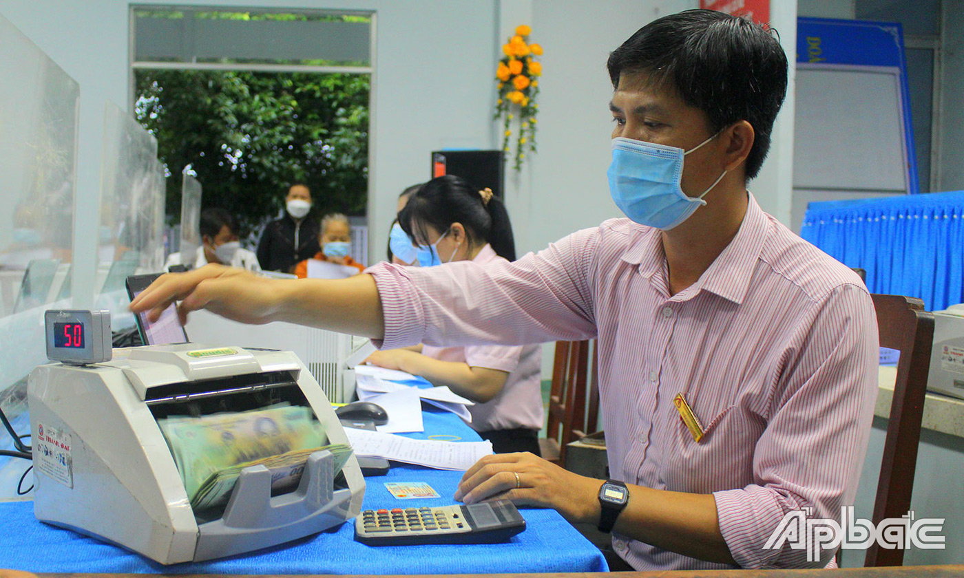 Phòng Giao dịch Ngân hàng CSXH huyện Cai Lậy làm thủ tục vay vốn cho người dân. Ảnh Lê Minh