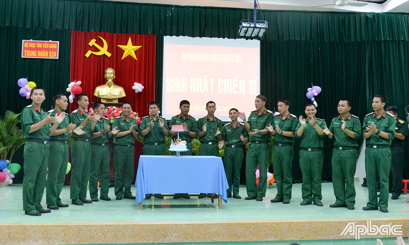 14 chiến sĩ mới được tổ chức sinh nhật.