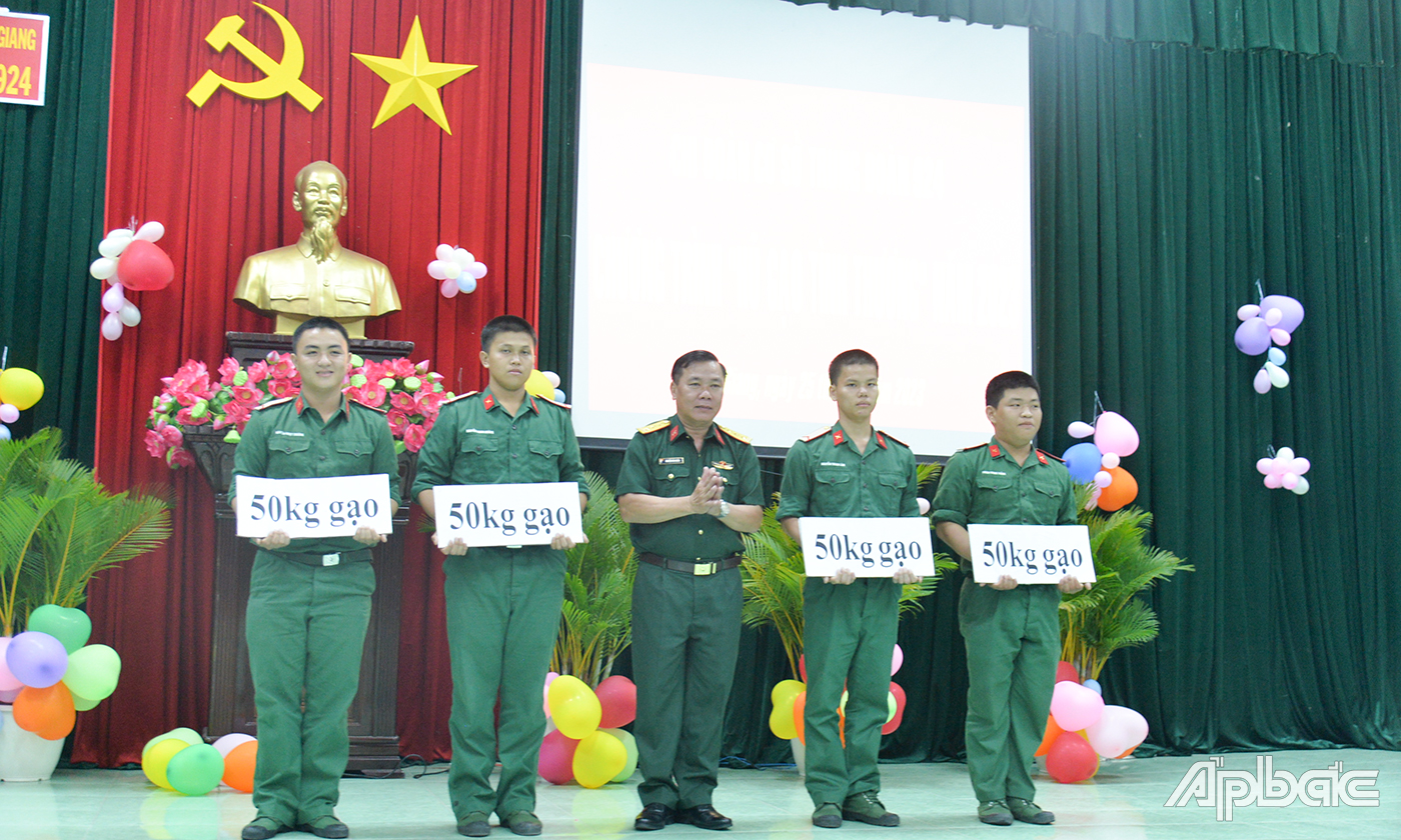 Thượng tá Nguyễn Hòa Nghĩa, Chính ủy Trung đoàn 924 trao bảng tượng trưng 50 kg gạo được trích từ “Hũ gạo tình thương” năm 2023 của Trung đoàn để hỗ trợ cho 4 gia đình chiến sĩ có hoàn cảnh đặc biệt khó khăn.
