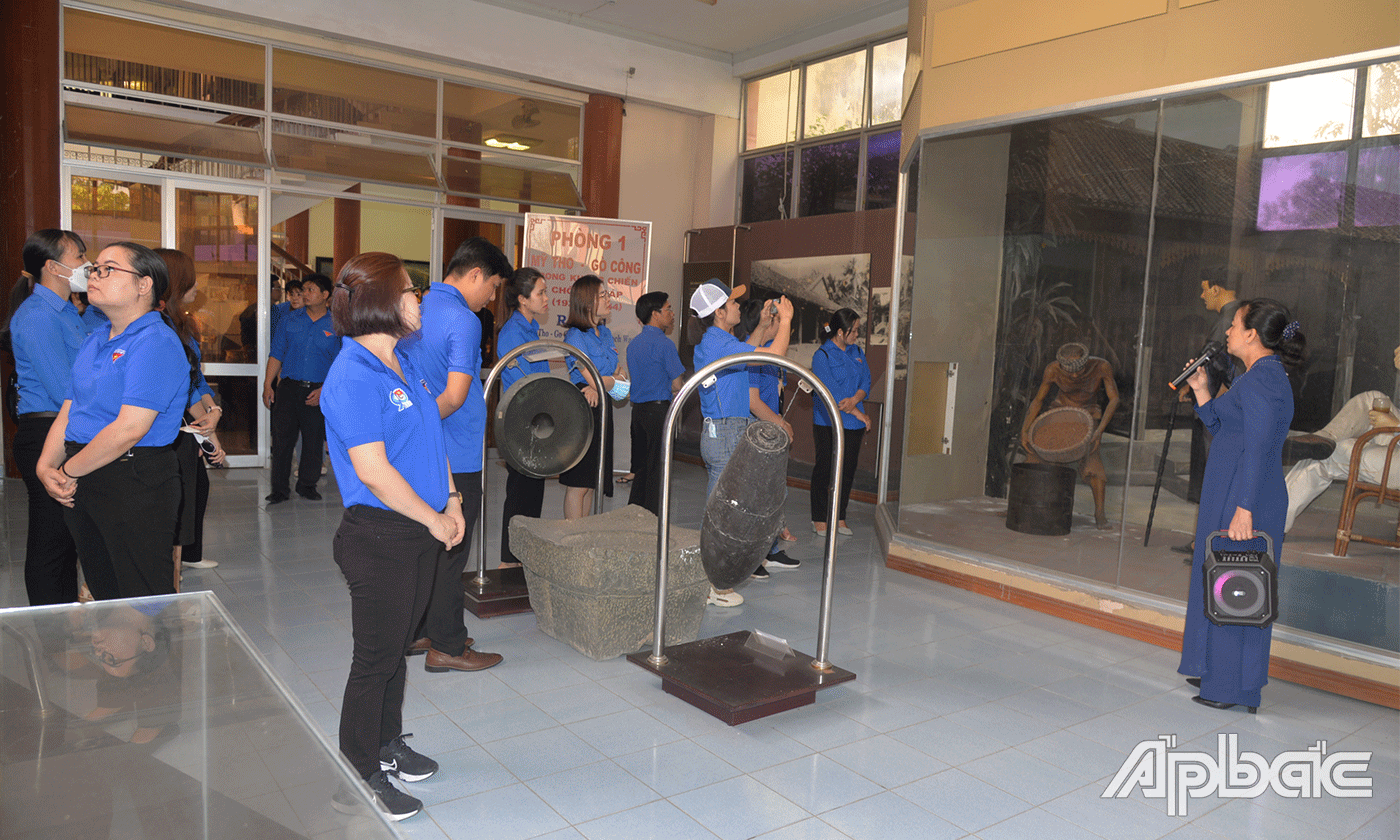 Đoàn viên các cơ sở đoàn tham quan Bảo tàng Tiền Giang.