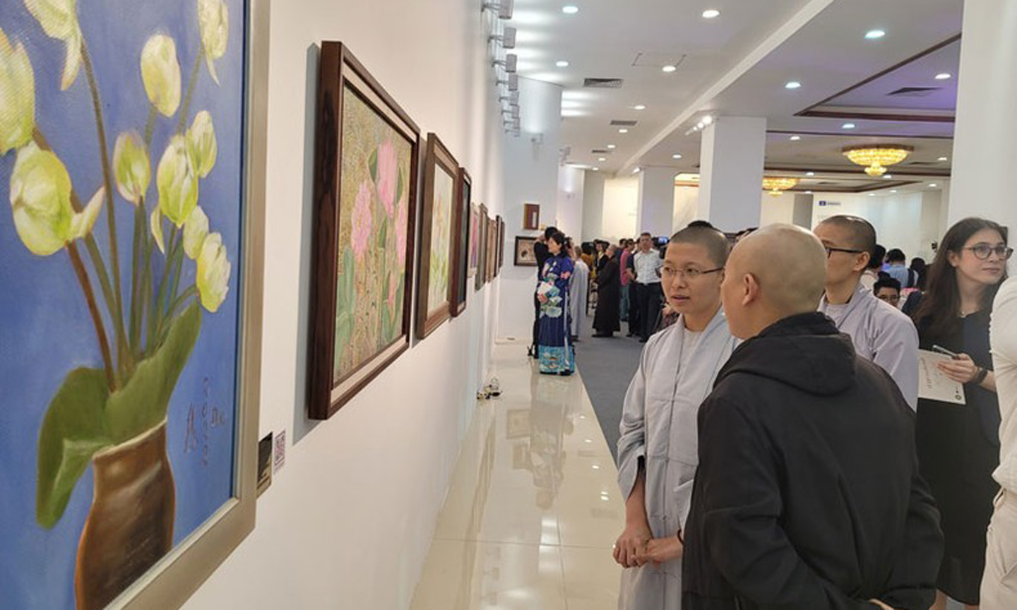 Visitors attend the exhibition (Photo: NDO).