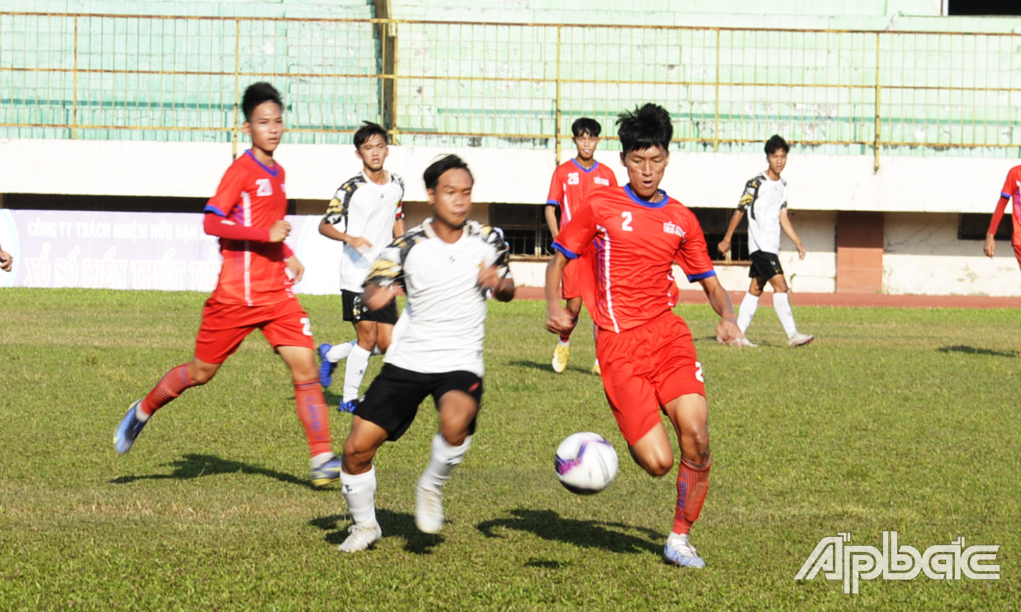 U19 Tiền Giang (áo đỏ) hòa U19 An Giang trong trận đấu không bàn thắng.