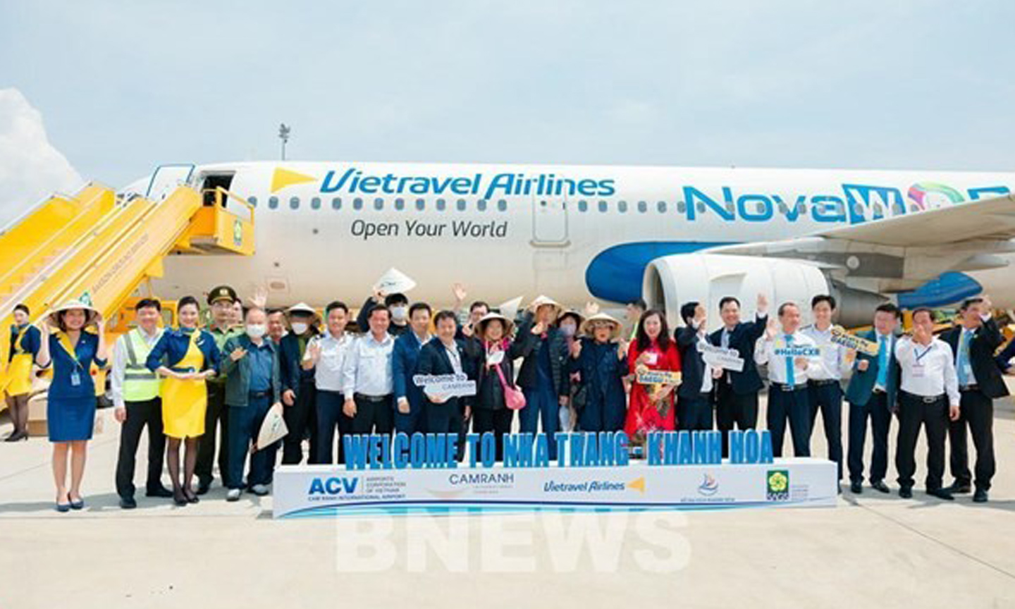  Tourists are welcomed at Cam Ranh Airport. (Photo: VNA).