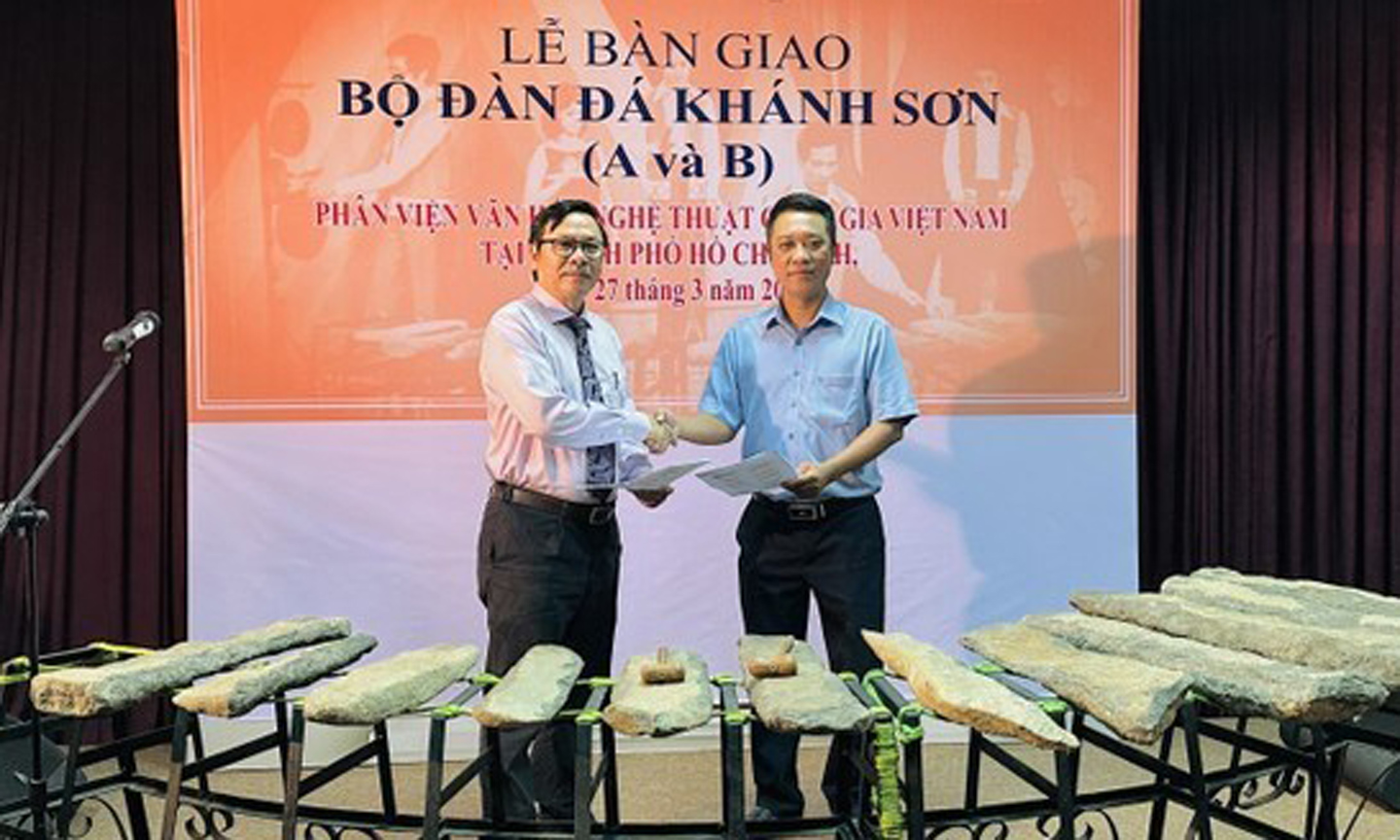 ABO/NDO- A ceremony to handover two sets of Khanh Son ancient lithophone was held in the south - central province of Khanh Hoa on March 27 by the Vietnam National Sub-Institute of Culture and Arts Studies in Ho Chi Minh City and Khanh Hoa Department of Culture and Sports.