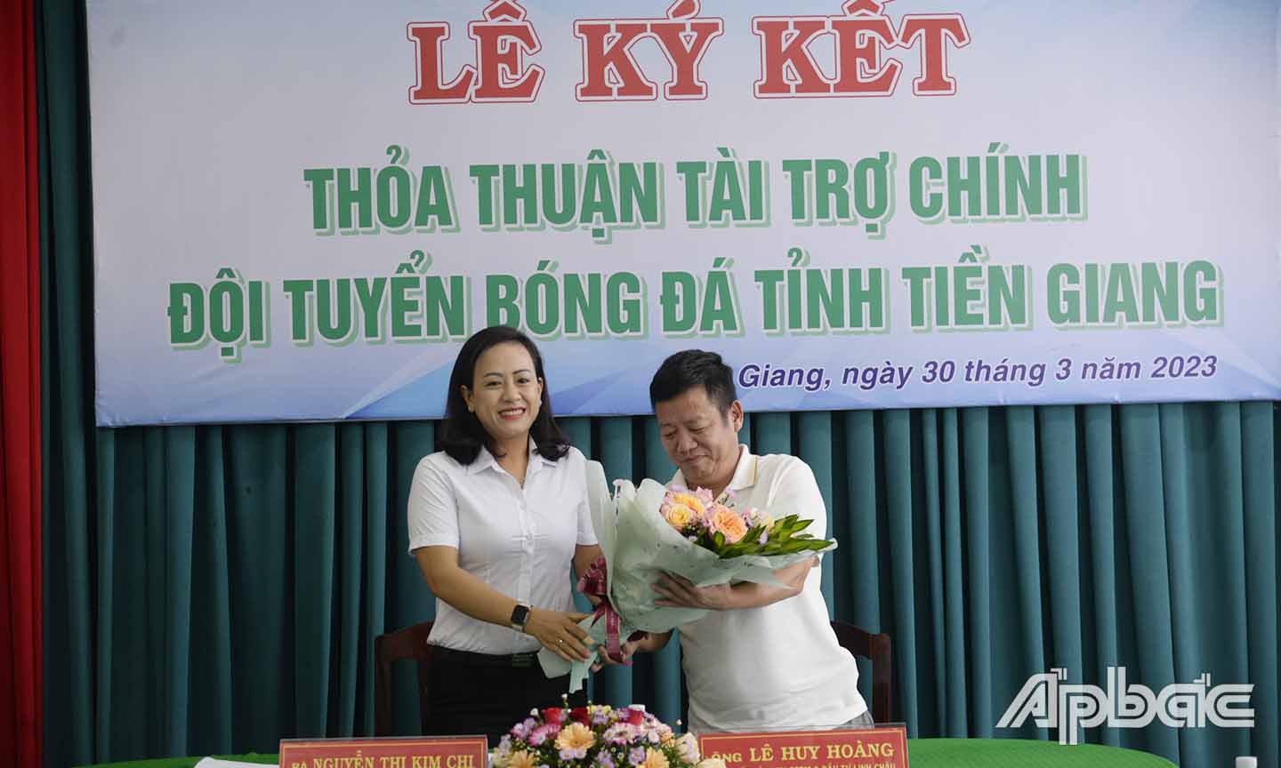 Phó Giám đốc Sở VH-TT&DL Nguyễn Thị Kim Chi ký kết hợp đồng tài trợ với nhà tài trợ.