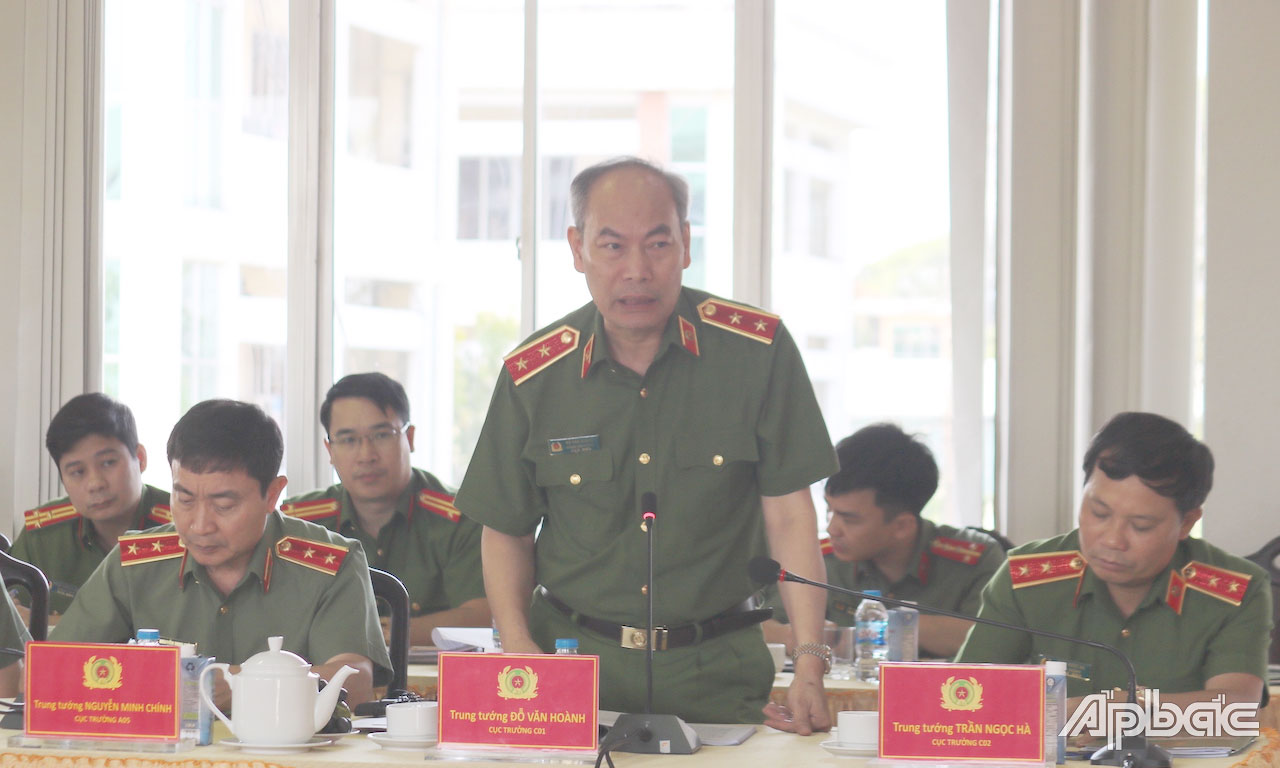 Trung tướng Đỗ Văn Hoành, Chánh văn phòng Cơ quan cảnh sát điều tra Bộ Công an, trình bày tham luận tại hội nghị. 