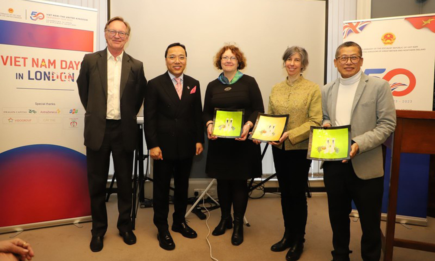 Vietnamese Ambassador to the UK Nguyen Hoang Long presents gifts to the three speakers at the event. (Photo: VNA).