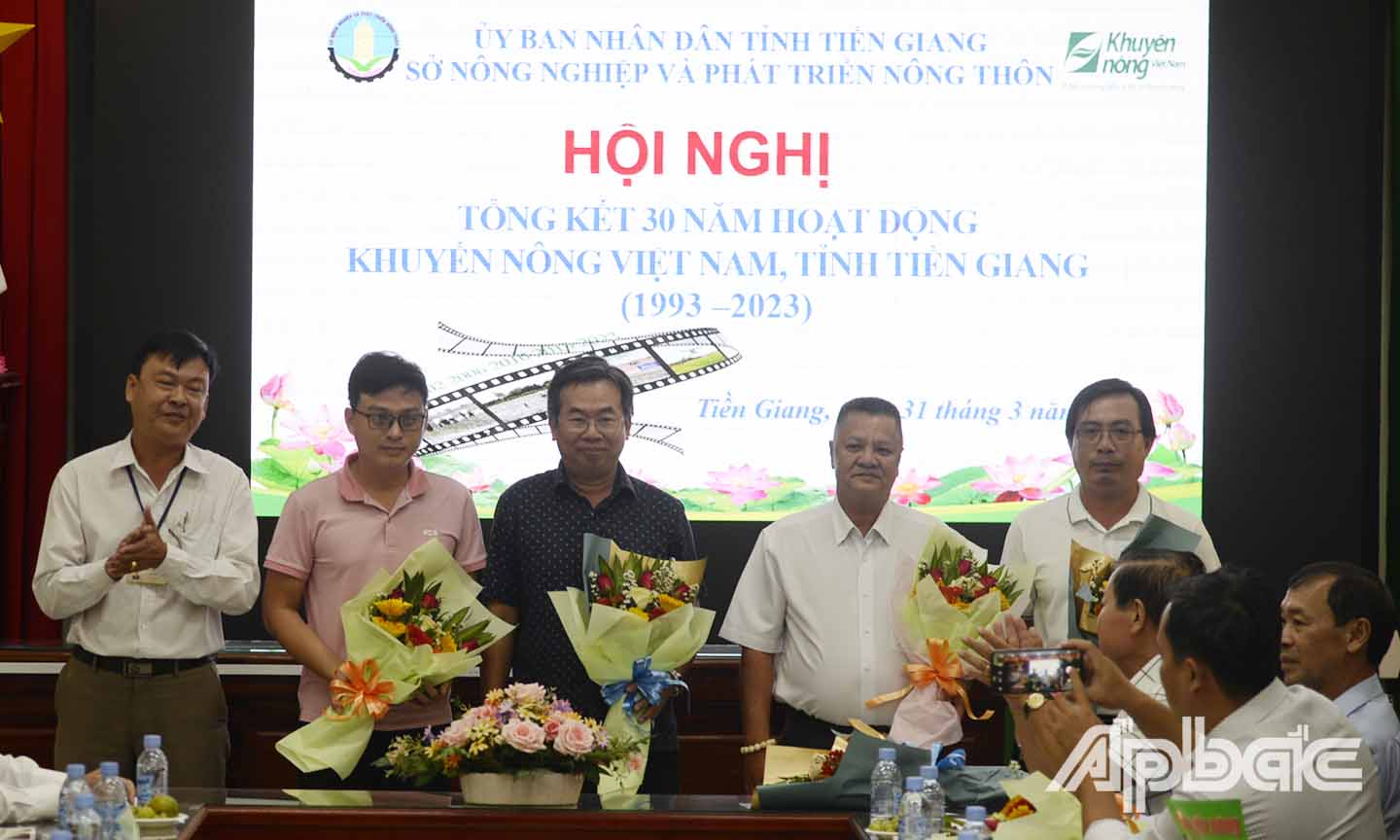 Lãnh đạo ngành khuyến nông tặng hoa cho các doanh nghiệp đồng hành cùng hoạt động khuyến nông trong thời gian qua.