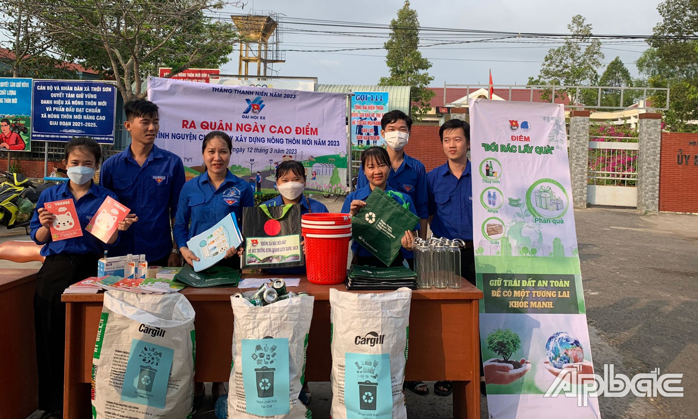 Thành đoàn Mỹ Tho ra quân tổ chức thực hiện Ngày cao điểm “Tình nguyện chung tay xây dựng nông thôn mới năm 2023” tại các xã trên địa bàn thành phố.
