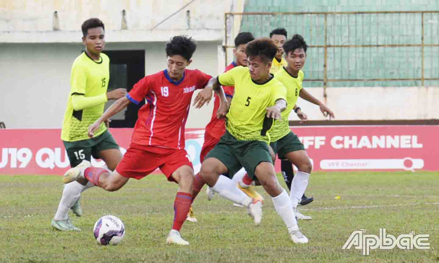 U19 Tiền Giang (áo đỏ) dù đã cố gắng nhưng vẫn chưa giành được trận thắng đầu tiên.