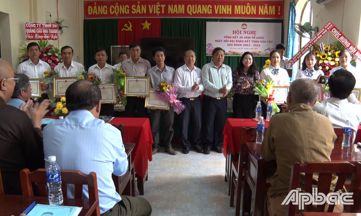 21 tập thể, cá nhân có thành tích xuất sắc trong 20 năm tổ chức Ngày hội “Đại đoàn kết toàn dân tộc” ở khu dân cư được khen thưởng tại hội nghị.