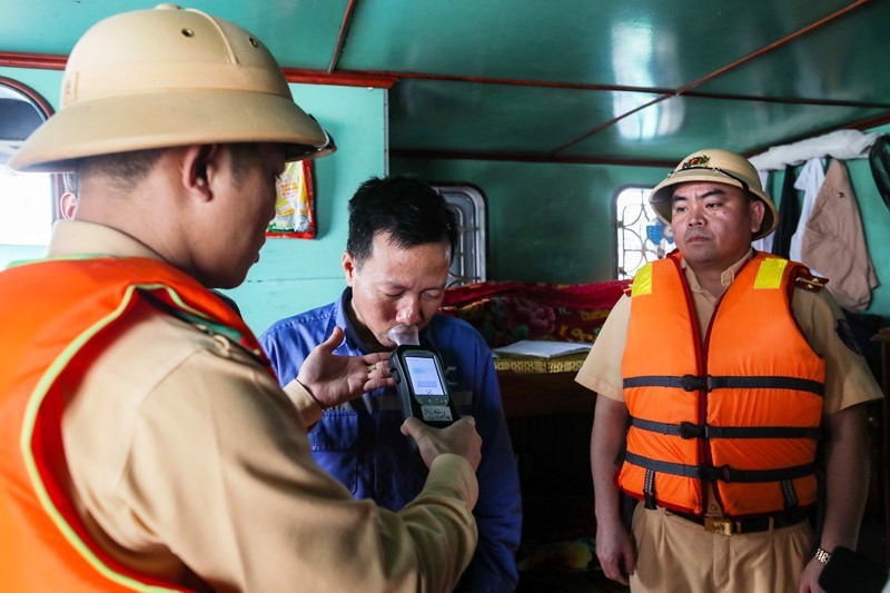 Lực lượng Cảnh sát giao thông tuần tra, kiểm tra, kiểm soát, xử lý người điều khiển phương tiện giao thông đường thủy nội địa.