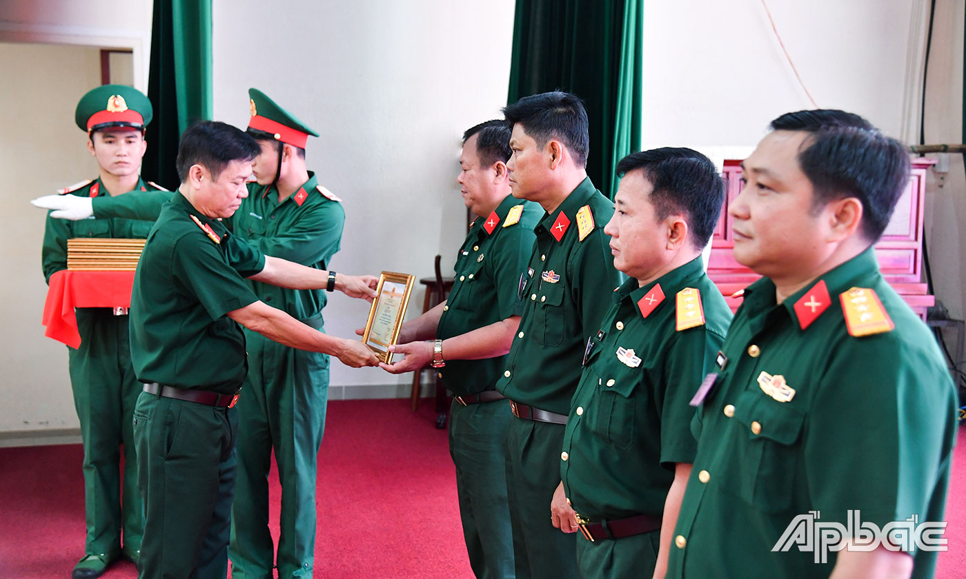Đại tá Cao Văn Thảo, Chủ nhiệm Chính trị Bộ CHQS tỉnh tặng Giấy khen cho các cá nhân đạt giải ở nhóm 1.