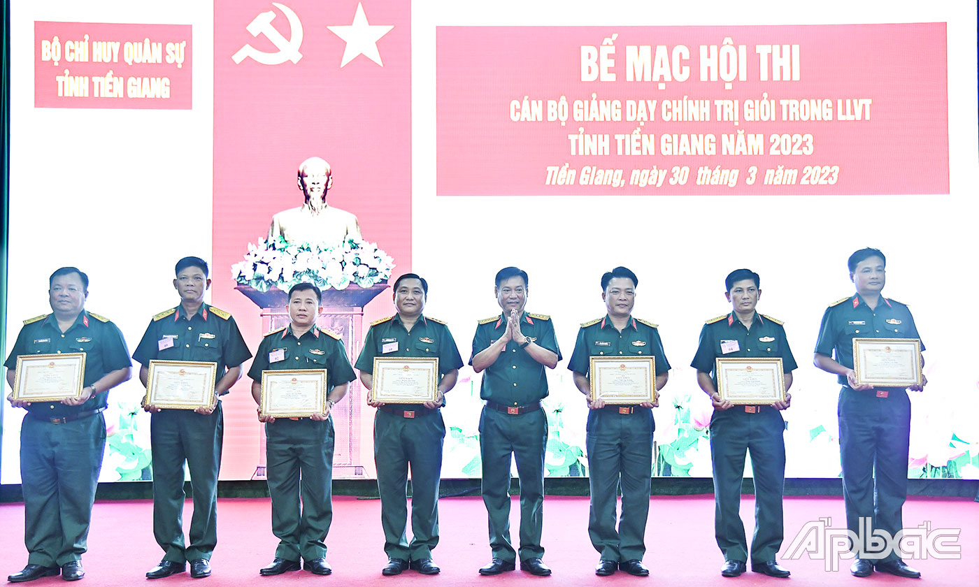 Đại tá Cao Văn Thảo, Chủ nhiệm Chính trị Bộ CHQS tỉnh tặng Giấy khen cho các cá nhân đạt giải ở nhóm 1.