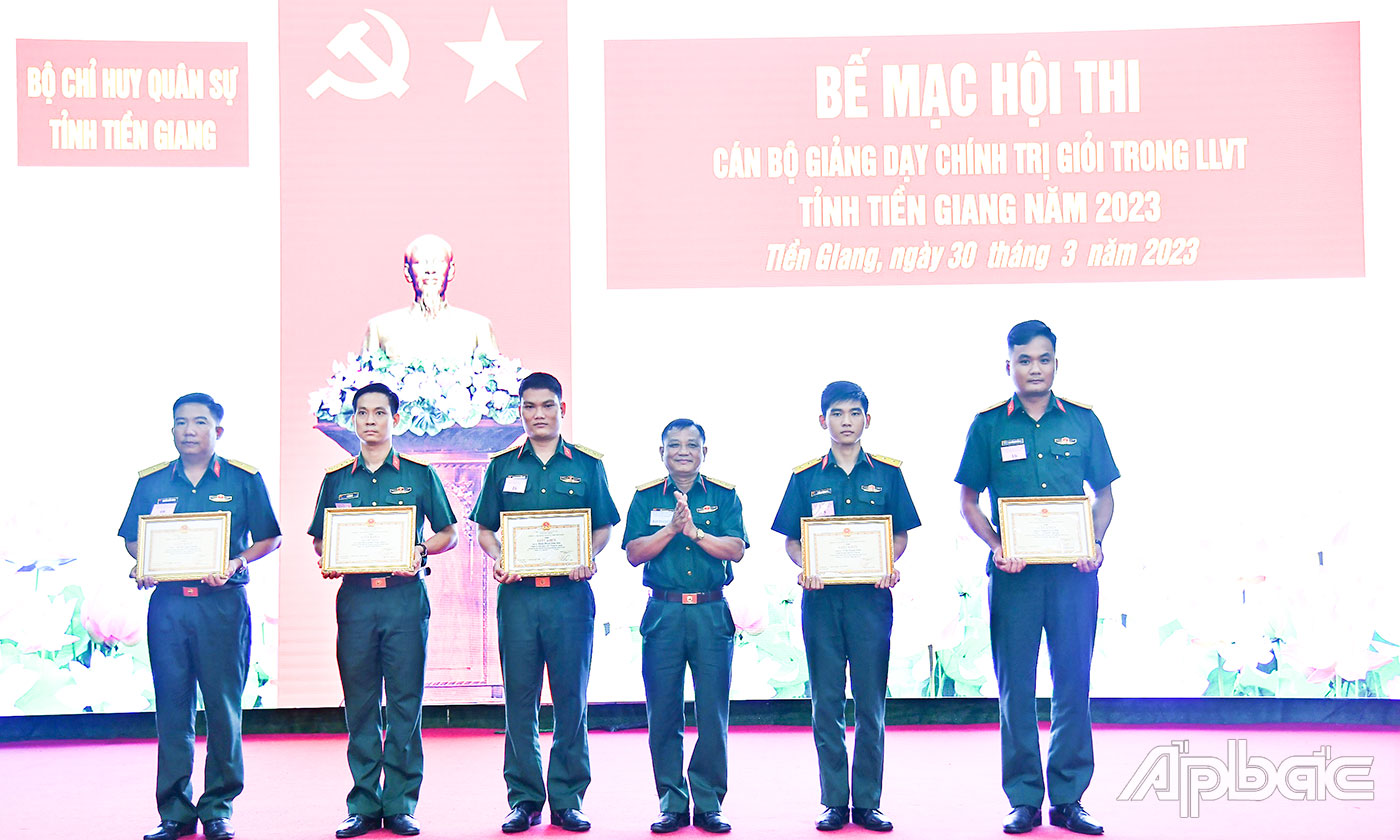 Thượng tá Lê Minh Tâm, Phó Tham mưu trưởng Bộ CHQS tỉnh tặng Giấy khen cho các cá nhân đạt giải ở nhóm 2.