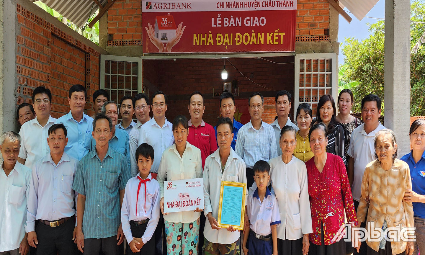 Bàn giao nhà cho gia đình chị Nguyễn Thị Lụa, ở xã Phú Phong, huyện Châu Thành.