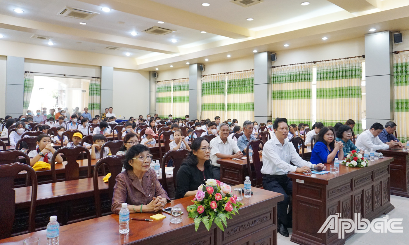 Quang cảnh tại buổi trao học bổng 