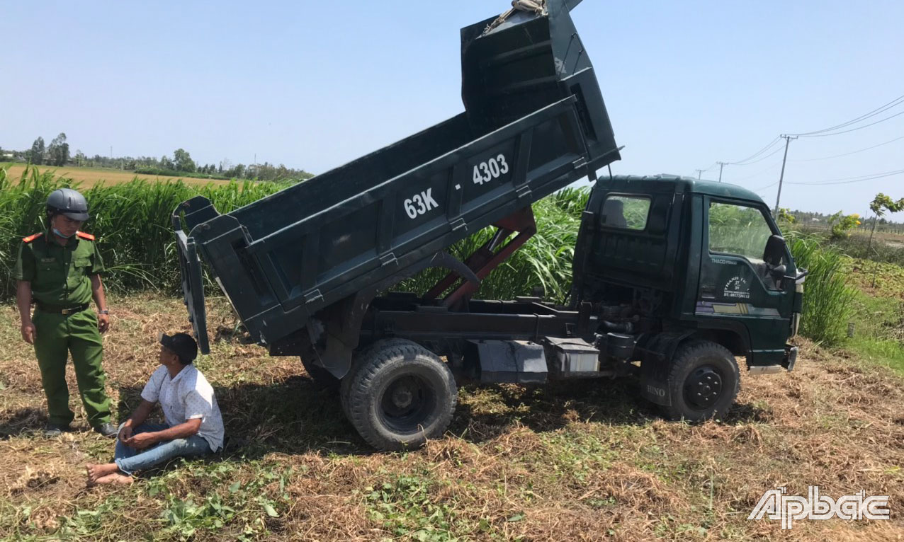 Bị can và tang vật tại hiện trường cụ chống người thi hành công vụ.